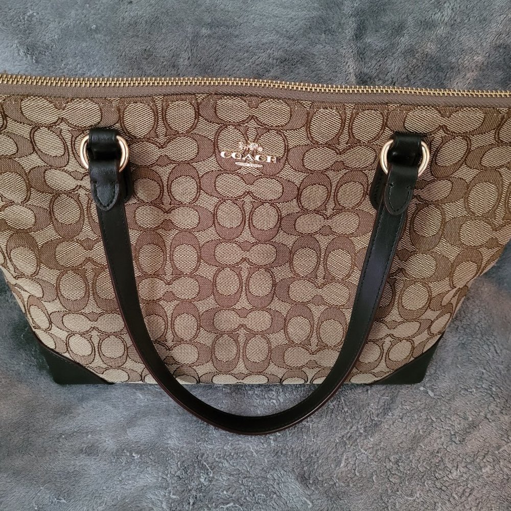 Coach signature handbag-brown
